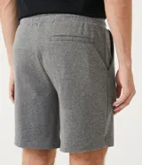 Bermuda de algodón piquet gris con cintura elástica y cordón de ajuste.