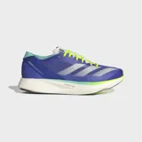 Championes de running Adidas Adizero Takumi Sen 10, color principal azul/violeta con detalles en verde menta y cordones amarillo neón. Presentan tres franjas blancas en el lateral y entresuela con tecnología Lightstrike Pro.