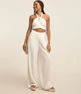 Blusa cropped blanca con lazo en el cuello, busto cruzado y lastex en la espalda.