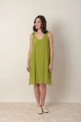 Vestido corto negro de seda con breteles finos anudados en los hombros y escote en V.