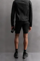 Mallas de entrenamiento negras confeccionadas en tejido técnico y elástico en cuatro direcciones, con cintura elástica ajustable con cordón interior, bolsillo lateral en pernera y logo estampado.