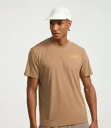 Remera color café claro de corte regular, confeccionada en poliamida con tecnología Dry que facilita la evaporación del sudor. Presenta cuello redondo, mangas cortas y estampa con la frase "Seeking my highs" en el pecho.