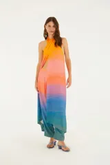 Vestido con estampado náutico degradado, sin tirantes y anudado al cuello.