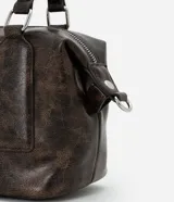 Cartera mini satchel con asa larga ajustable, confeccionada en material sintético PU, con cierre de cremallera y efecto desteñido.