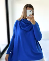 Polerón azul eléctrico de tejido de punto, corte oversize y cuello caído.