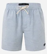 Bermuda masculina de sarga, color verde claro con estampado de rayas finas. Posee cintura elástica con cordón para ajuste y bolsillos.