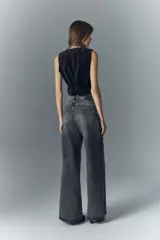 Pantalón jean oxford de tiro alto, color gris oscuro, con lavado stone y bigotes.