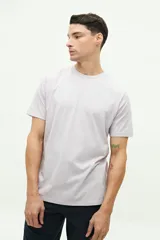 Remera de manga corta color lila, con logo estampado en el pecho y corte regular.