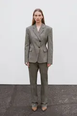 Pantalón de vestir gris jaspeado, de tiro alto, corte recto y largo a la pantorrilla. Cuenta con bolsillos delanteros y cierre frontal con cremallera, botón interior y ganchos metálicos.