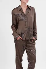 Camisa verde con estampado de leopardos alados, de seda cupro, con cuello clásico, cierre frontal con botones y mangas largas con puños abotonados.