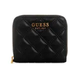 Billetera mini Guess modelo Valla, color negro, con exterior acolchado en patrón de rombos y herrajes dorados. Presenta el logo frontal 'GUESS EST 1981' en metal dorado. Incluye cierre perimetral y correa de muñeca desmontable.
