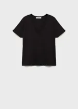 Camiseta blanca de manga corta con cuello en V y tejido fluido.