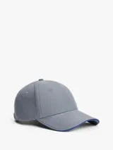 Gorra de béisbol gris de seis paneles confeccionada en franela de puro algodón, con botón en la parte superior, ojales de ventilación, hebilla de ajuste metálica en la parte trasera, detalle distintivo en la hebilla de ajuste, logo esmaltado en la parte delantera y logo en bajo relieve en la hebilla de ajuste.