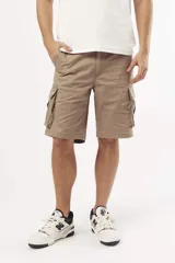 Bermuda color beige, estilo cargo, con múltiples bolsillos y corte a la rodilla.