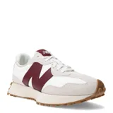 Championes urbanos New Balance modelo 327, color blanco con detalles en gris y bordó, confeccionados en gamuza y nylon, con logo "N" característico en los laterales y suela de goma color caramelo.