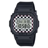 Reloj digital Casio Baby-G, color negro con detalles en blanco y rojo. Presenta un diseño cuadrado con tablero a cuadros y correa de resina.