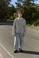 Buzo de manga larga con fit oversize cropped y cuello redondo. Mangas set-in para un mejor ajuste y comodidad. Confeccionado en tejido de rizo sin cepillar con superficie lisa y bucles internos.