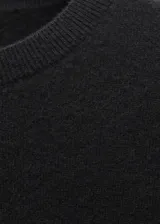 Sweater lila de cashmere con cuello redondo y mangas largas.