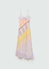 Vestido largo con estampado de cuadros multicolores, breteles finos, escote de pico y diseño asimétrico. Presenta detalle fruncido en el busto y cierre lateral con cremallera. Con forro interior.