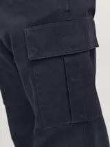Pantalón cargo azul marino de corte relajado, con cierre de gancho y cremallera, bolsillos traseros, frontales y laterales, tiro medio y cordones en los dobladillos.