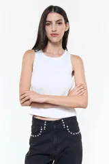 Musculosa de algodón morley con calce fitted y escote en "U", con bordado tonal en el frente.