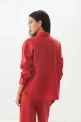 Camisa manga larga color ladrillo confeccionada en lino y algodón.