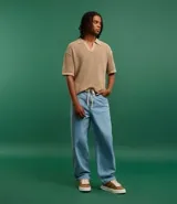 Pantalón de jean celeste, corte baggy relaxed, con cintura con trabillas y cordón ajustable.