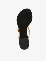 Sandalia color bronce con tira en el dedo y diseño entrelazado con apliques de strass. Cuenta con pulsera ajustable en el talón y una base plana de leve altura.