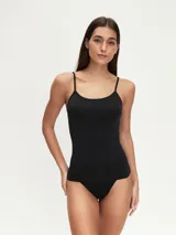 Musculosa blanca de breteles finos, corte ajustado y tejido seamless.