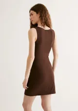 Vestido corto marrón sin mangas, de corte ajustado.
