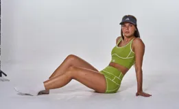 Conjunto deportivo verde oliva compuesto por top con breteles anchos y short de calce ajustado.