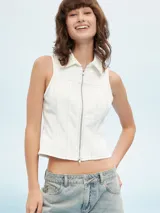 Chaleco blanco con cierre frontal de cremallera y cuello camisero.