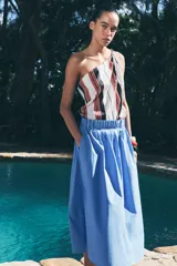 Falda midi de popelina blanca con cintura elastizada y corte evasé.
