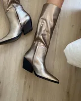 Bota alta de gamuza color marrón, con taco de madera y punta fina.