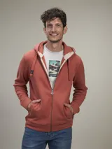Fleece con capucha color ladrillo, con cierre frontal completo y bolsillos laterales.