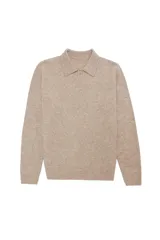 Suéter de punto suave color beige, con cuello polo y detalle de tres botones en la parte frontal. De manga larga y tejido abrigado.