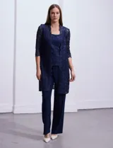 Conjunto de pantalón, blusa y chaqueta de encaje azul marino, marca RM Richards. La blusa es de encaje con escote redondo. El pantalón es de seda fría con cintura elastizada. La chaqueta es de encaje con mangas 3/4.