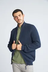 Campera tejida para hombre color bordó, con cierre frontal completo, cuello alto y logo bordado en el pecho. Corte regular.