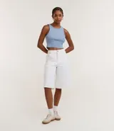 Top cropped sin mangas, color marrón oscuro, de corte ajustado al cuerpo y cuello redondo. Presenta textura acanalada.