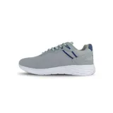 Zapatillas deportivas color gris con detalles en rojo y azul, diseño moderno y ligero.