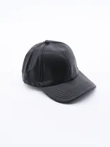 Gorra de béisbol negra de cuero sintético.