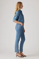 Pantalón de jean celeste de tiro alto y corte recto.