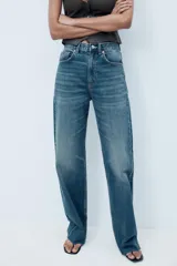 Pantalón de jean azul de corte wide leg, tiro alto y largo hasta el tobillo.