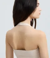 Blusa frente única color beige, con escote cuadrado y bretel ajustado en el cuello. Confeccionada en microfibra, es sin mangas y de corte ajustado.