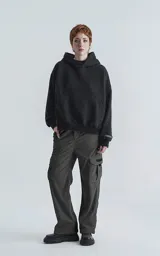 Pantalón cargo gris de corderoy, de corte recto con cintura elastizada y seis bolsillos.