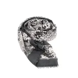 Chal de tejido ligero color gris oscuro con estampado floral en tonos blanco y verde.