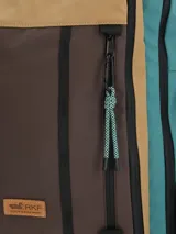 Mochila RKF Water Resistant unisex color verde oscuro, confeccionada en poliéster reciclado. Cuenta con compartimento principal con cierre cremallera a prueba de agua, bolsillo interior para laptop de 15´, compartimento frontal con cierre cremallera a prueba de agua y bolsillos interiores, bolsillo frontal con cierre cremallera, bolsillos laterales expandibles con borde superior elástico para botellas, cierre expansible, correa removible y ajustable, correas de hombro ajustables y ocultables en un bolsillo trasero especial, almohadillas en la espalda para una mayor comodidad, pasador para manilla de maleta, forro interior 100% poliéster reciclado e incluye llavero mosquetón.