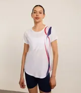 Remera deportiva blanca de microfibra texturizada, con cuello redondo, mangas cortas y estampa lateral de ondas en azul y fucsia.