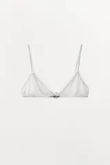 Bralette triangular color blanco de algodón, con tirantes finos ajustables, detalle de flor en el centro y cierre trasero con ganchos metálicos.