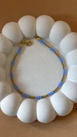 Pulsera elástica con cuentas facetadas de ágata color miel y pequeñas esferas de acero dorado.